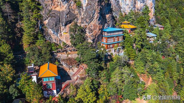 雪岭之下静土，在澜沧江峡谷之上，与梅里雪山对望的崩贡寺