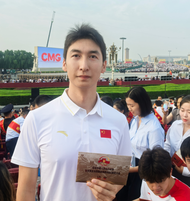 13位奥运冠军现场观看阅兵，汪顺戴着奖牌，马龙的“合照”太特殊