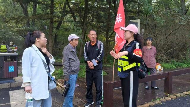 志愿者守护千山 以服务绘就文明旅游风景线