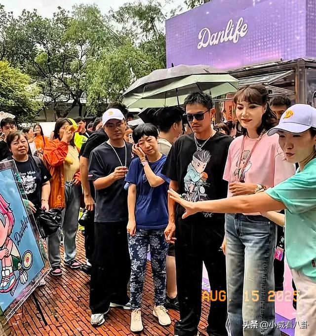 林丹和老婆谢杏芳深圳出席活动几乎没有肢体接触完全不像一对夫妻