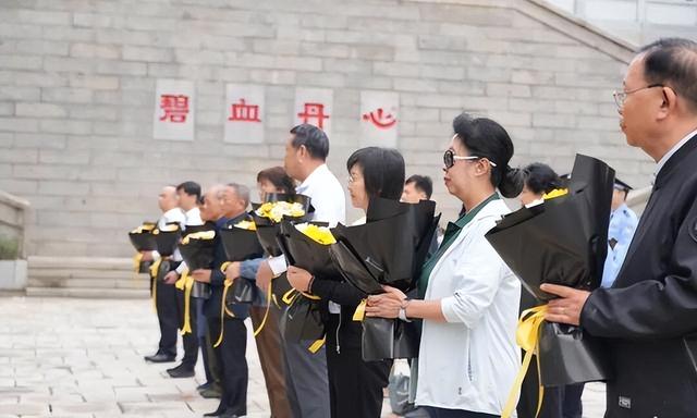聂曦后人祭拜吴石将军，坟前一句话让人泪目！“我爷爷还在台湾”