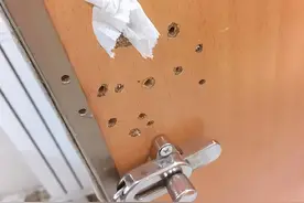 为什么韩国女厕门上总是有很多小洞？图片