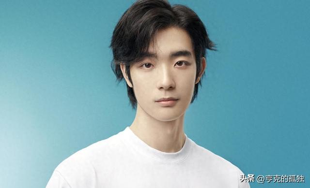她是国家一级女演员，多次给坐轮椅丈夫戴绿帽，如今儿子也是演员