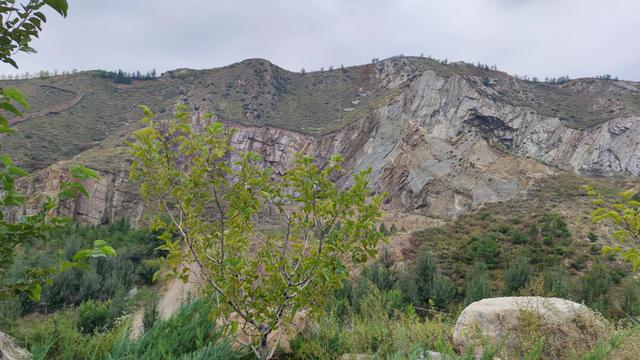 闲逛包头大青山南坡笸箩铺景点，去时一人，景区也一人，有点荒野