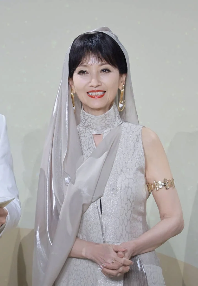 四川红毯好真实：唐嫣副乳尴尬、佟丽娅真老了，魁梧的郝蕾太惊艳