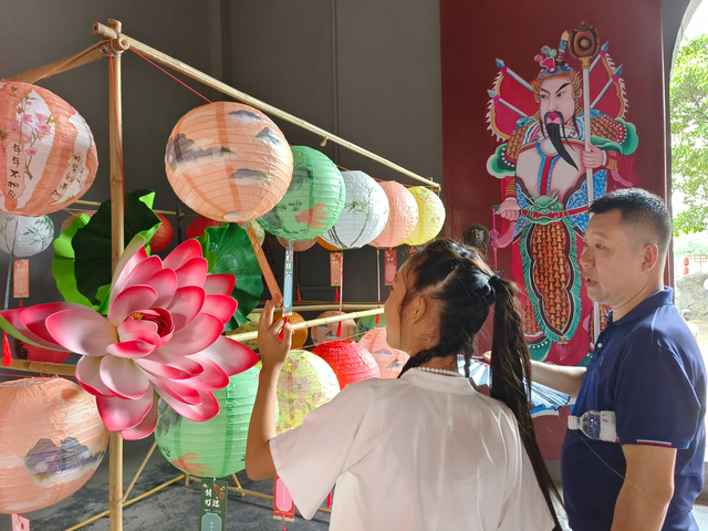 南海影视城国庆变身“戏梦狂欢节”，巨型盲盒剧场体验奇妙之旅