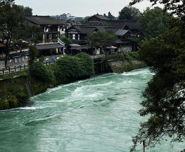 霜降前处处美，打卡都江堰，体验一次雨中旅行，美不胜收！