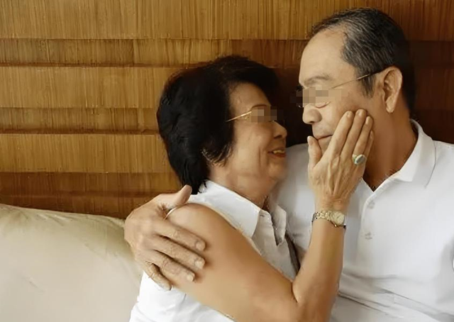 56岁大妈和64岁男教师结婚，新婚当夜大妈悄悄问：你如今怎么样？