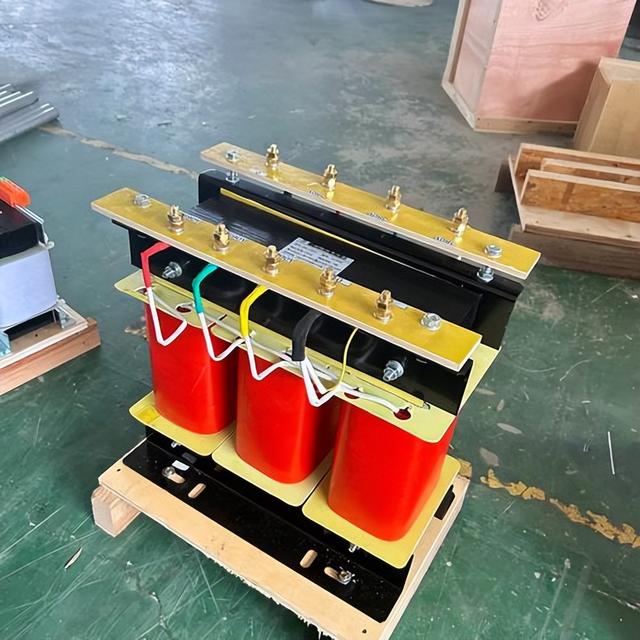 马斯克预言成真！全球争抢的不是芯片	，而是中国20万一台的变压器