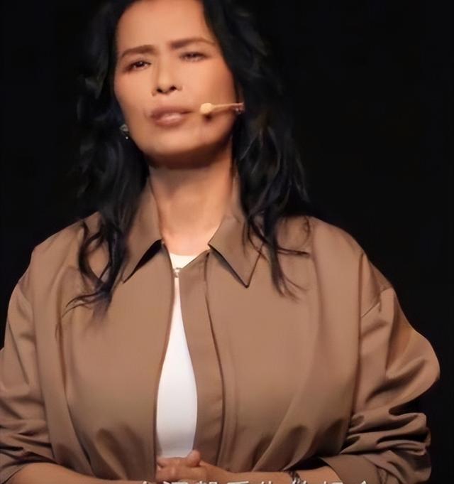 62岁韦唯现状：脊柱断裂已恢复，前夫已死，两个混血儿子回国相伴