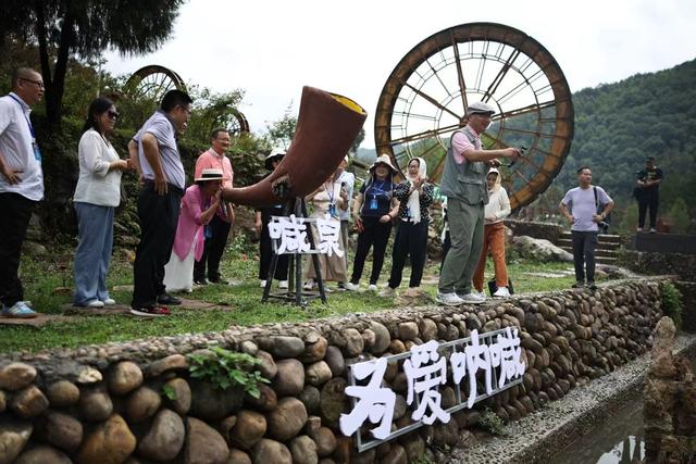 “有颜有戏有味”！华文媒体人在这个“村”玩嗨了