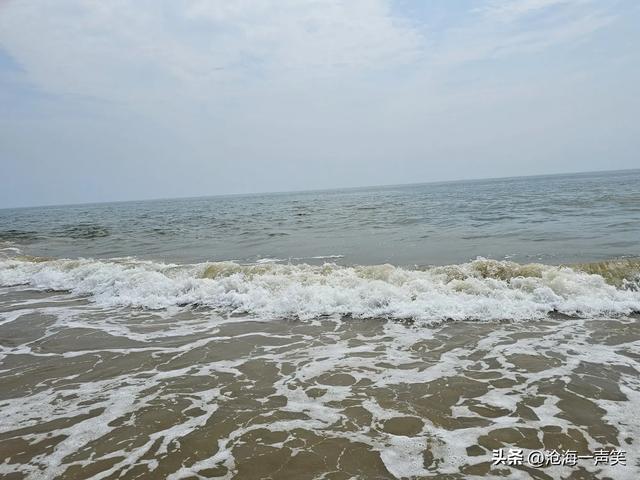 波涛滚滚，滚滚浪花，浪声阵阵，陶醉其中，抓住大海，海边畅游