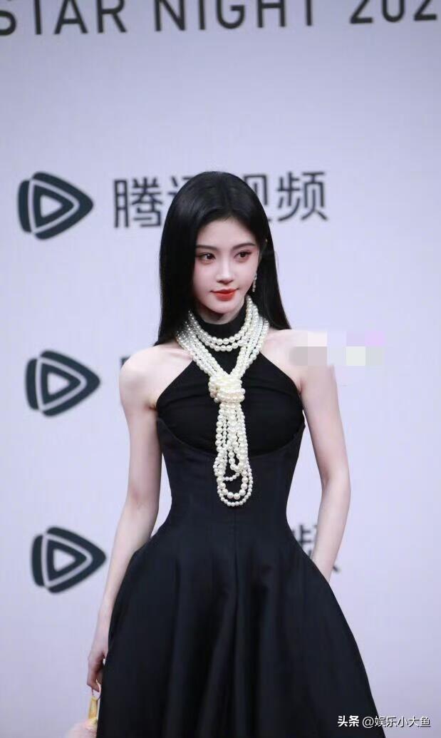 鞠婧祎出席星光大赏活动	，黑色露肩长裙配珍珠项链，腰肢纤细好美