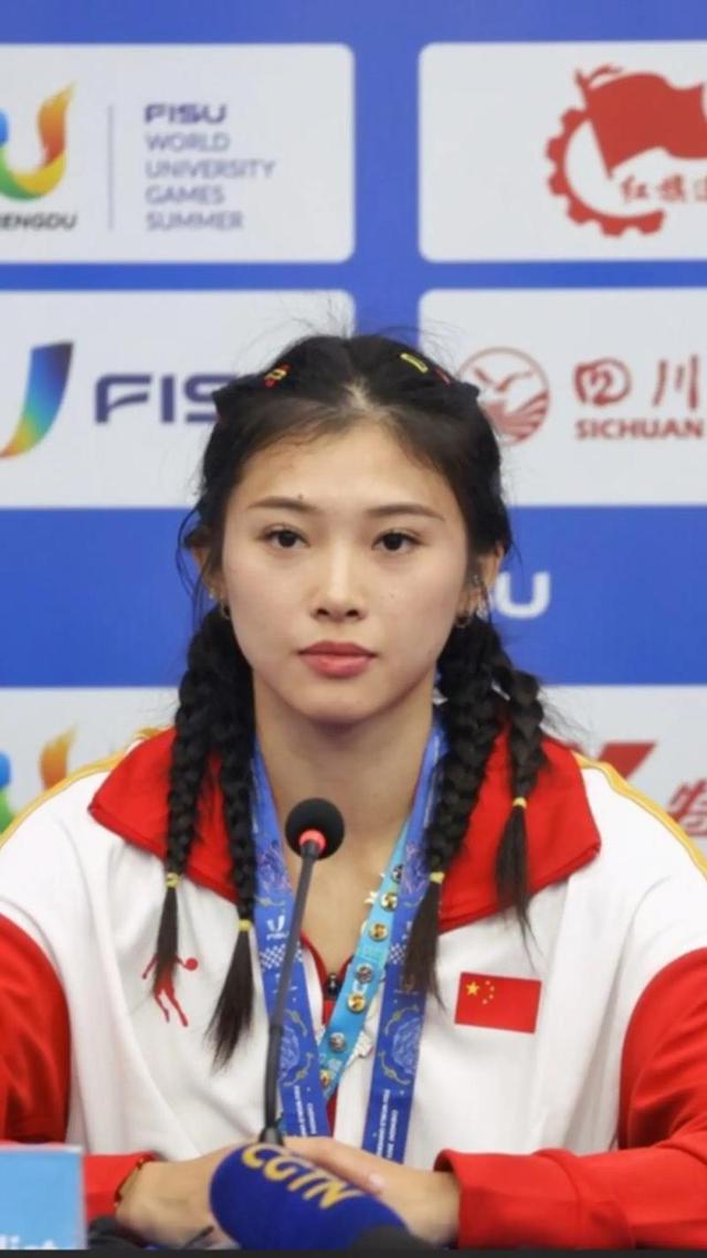 里子面子全丢了！吴艳妮出席姐姐婚礼抢尽风头	，体面被撕个粉碎