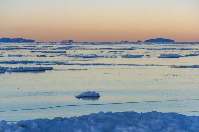 西藏天湖冬日变蓝宝石秘境，千里冰封宛如异星