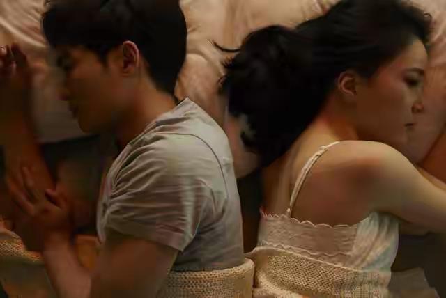 已婚女人一旦有了别的男人，不会拒绝丈夫亲近，却会有2个表现