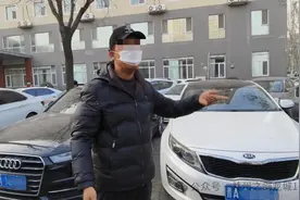 两辆车离得太近 开车门引发纠纷图片