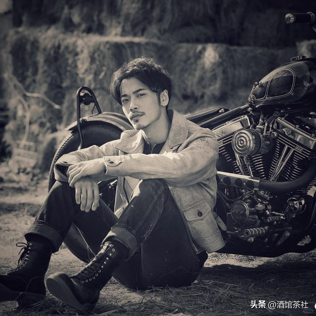 父亲是央视“一哥”，母亲是商业精英，他却凭一己之力娶影后之女