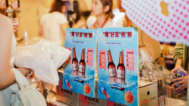 大批人冒雨赶来！富阳这里，太有氛围感了！