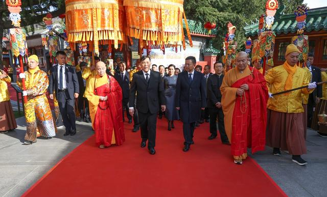 泰王夫妇在北京参观灵光寺！苏提达王后穿古韵连衣裙，踩高跟跪拜
