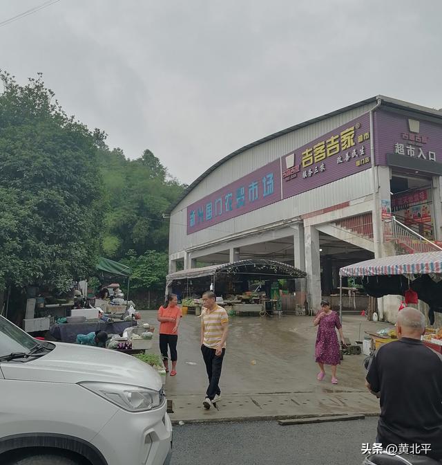 广西百色靖西市与越南交界的新兴街，边境街上的小吃卷粉真好吃