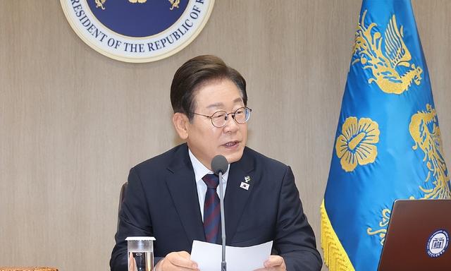 李在明确定不出席中国阅兵了？中方接到一通电话，我外长打开天窗说亮话，韩国火速做出保证