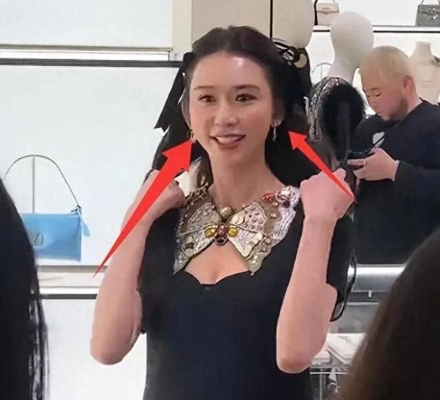 用力过猛！51岁林志玲打扮日系现身上海，女神还是“装嫩”？