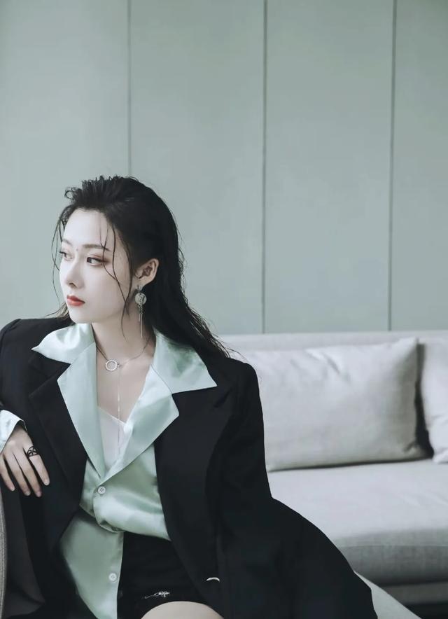 童年女神铠甲勇士拿瓦马灵灵—曹曦月，现在竟然这么美。