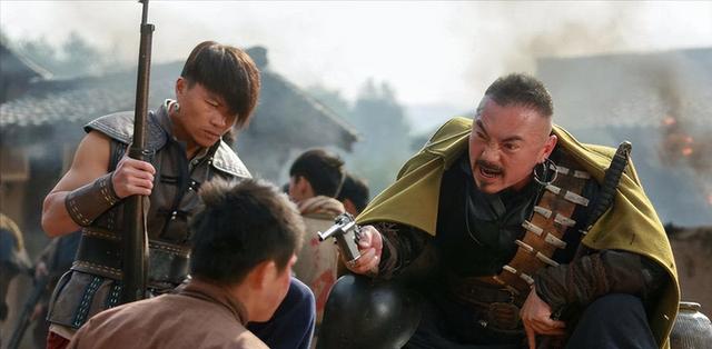 土匪马玉仁洗劫小镇，掳走几十个姑娘，却被国共双方共同认作英雄