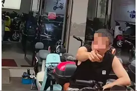 浙江一女子买电动车半年，坐垫坏掉后怀疑质量，到店被怼是猫抓的图片