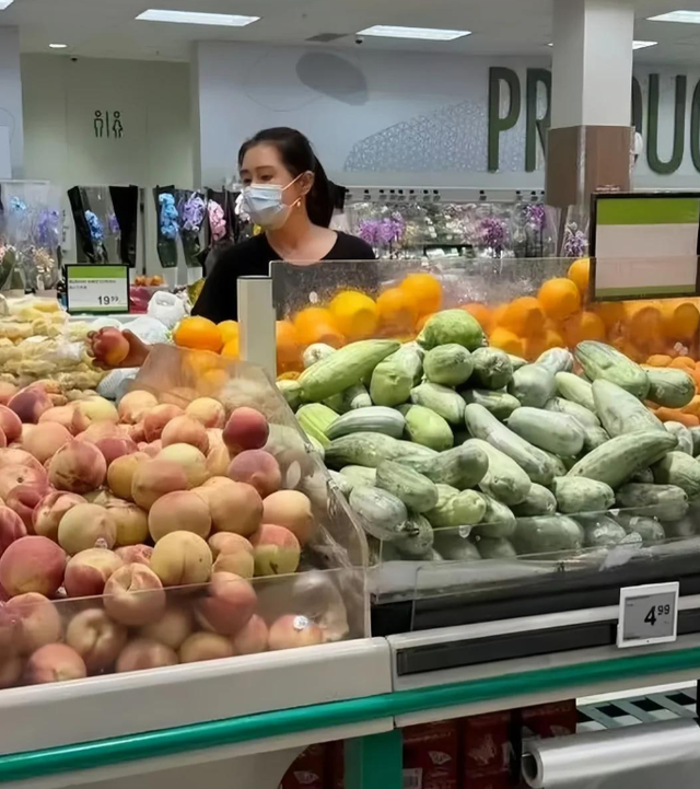 58岁王祖贤温哥华逛菜市场，大腹便便，穿裤衩拖鞋，女神形象全无