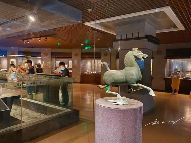 实拍甘肃省博物馆“镇馆之宝”，好多游客却直呼：怎么这么小？