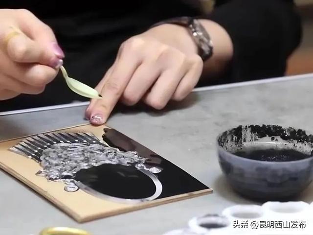 在昆明这个“非遗乐园”，我亲手捏出瓦猫、染出蓝花布，把老手艺玩成了新乐趣！