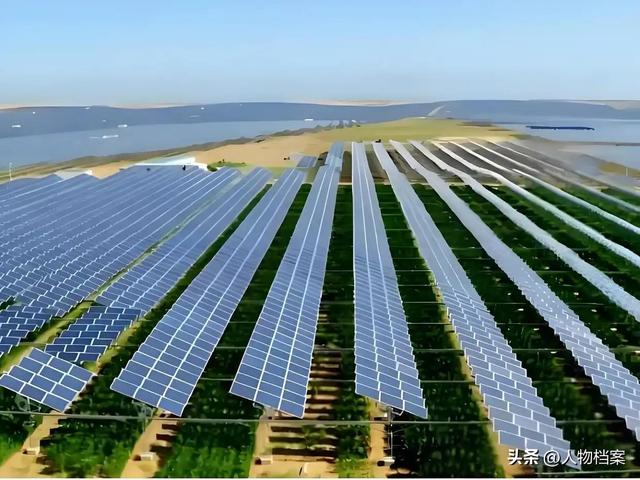 相当于20个三峡大坝，外媒突然发现，中国在沙漠里悄悄干了件大事