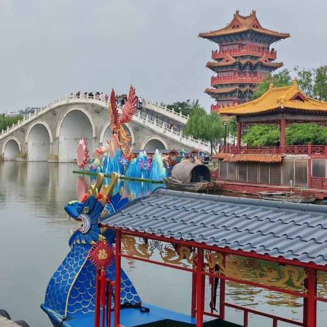 我是上海人，去清明上河园见惯高楼，遇宋装人员懂打卡还藏多门道