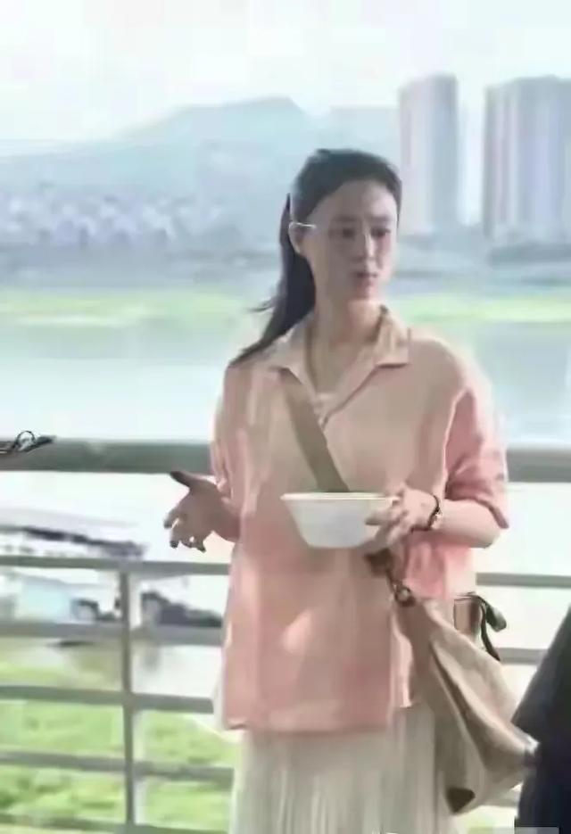 41岁的蒋欣在重庆炸街，瘦成排骨胸筷子腿仍凹凸有致有魅力