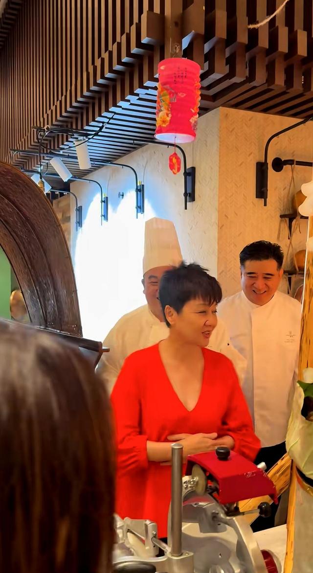 梁安琪好风光，中秋节现身自家酒店澳门葡京切月饼，穿着喜庆霸气