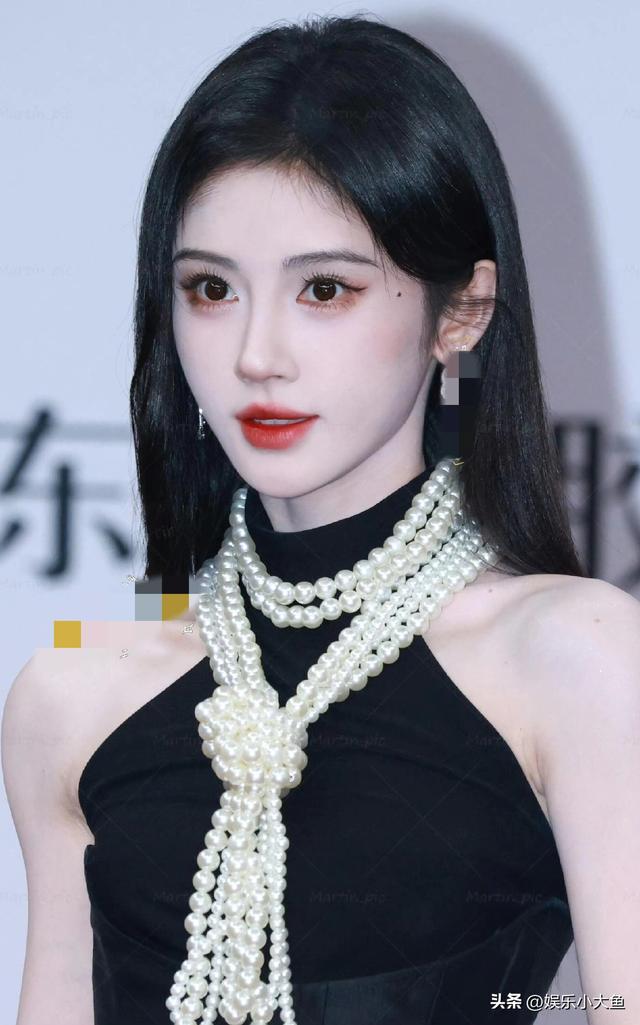 鞠婧祎出席星光大赏活动，黑色露肩长裙配珍珠项链，腰肢纤细好美