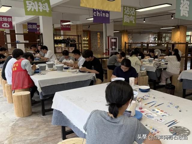 景德镇:荷润初心 瓷绘昌江