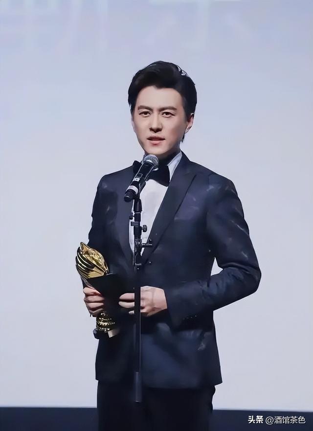她26岁成双料影后，二婚嫁靳东高龄生下两子，今48岁美得自信从容