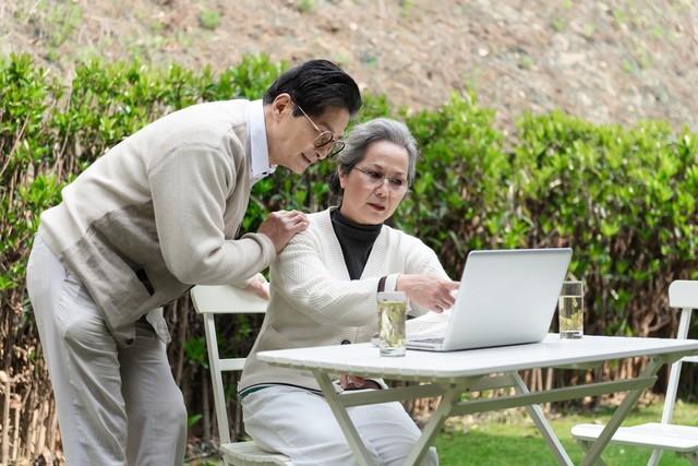 新来的女同事24岁，第一天就问我：哥，听说你是公司“老司机”