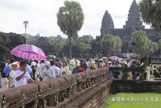送水节，成千上万游客涌入吴哥窟共享节日喜悦