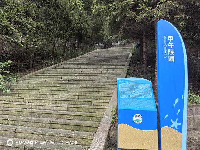 看日出云里难见尊容，望日落天空缺少云霞。