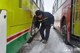 寒潮来袭 暖心行动丨乌鲁木齐17000多辆公交车、出租车上路保市民交通出行图片