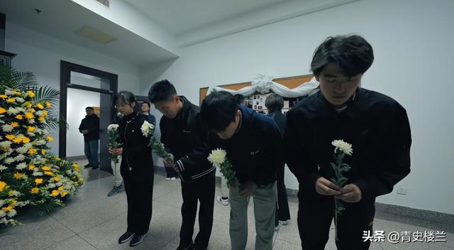 杨振宁去世后，翁帆再发文，49岁无子女的她，早已被安排好了退路