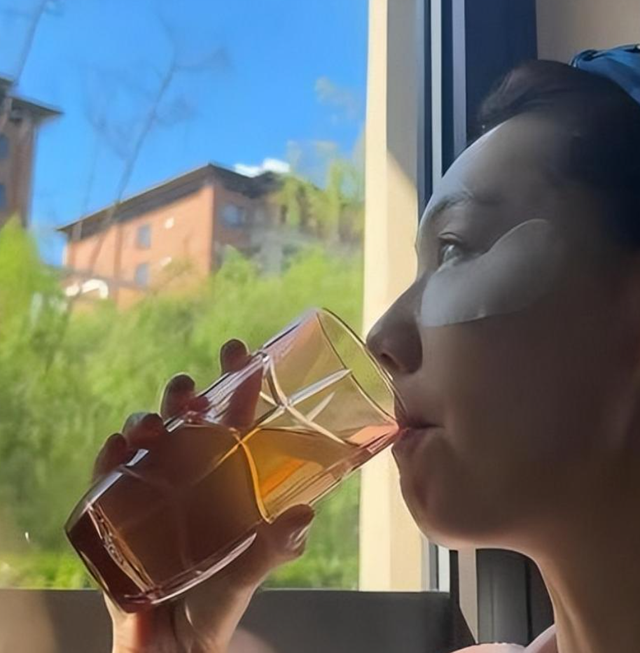 讨好大佬	，陪睡上位，遭央视“开除”，她身上的标签哪个才是真的