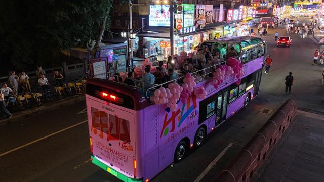 乐山城市双层旅游巴士首发，解锁新玩法