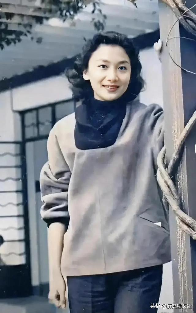 70年代，夏梦等人的罕见合影，她美得无可挑剔，堪称绝代佳人
