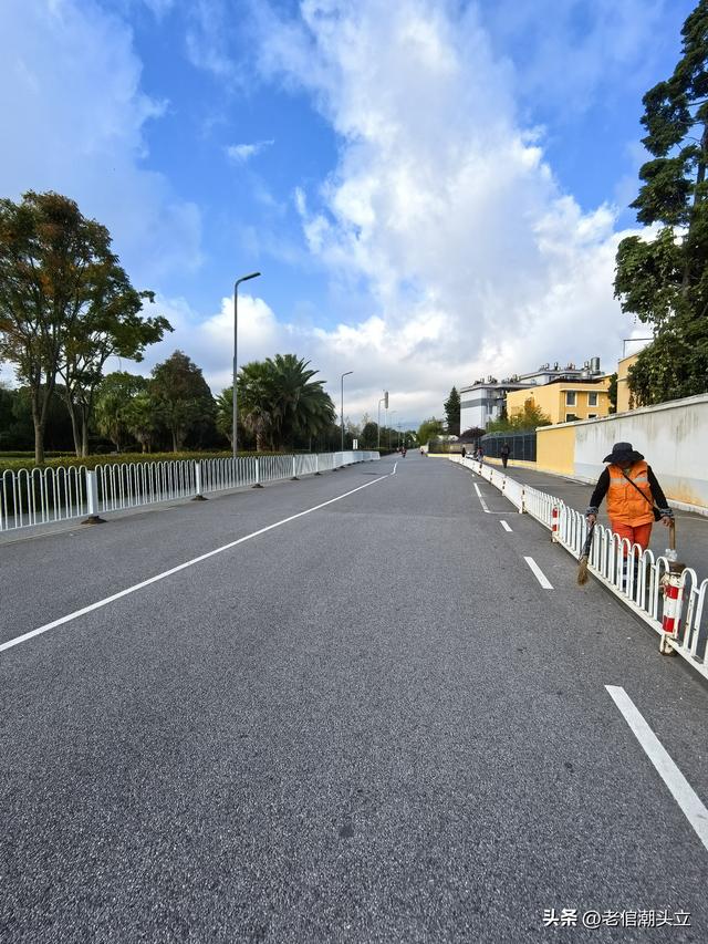 冬天的早上 晒着太阳从大观楼徒步到西山茶马花街 是什么样的感受？