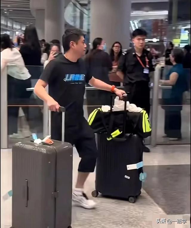 国乒队员落地北京，王楚钦遭围堵，被当成景点很无奈